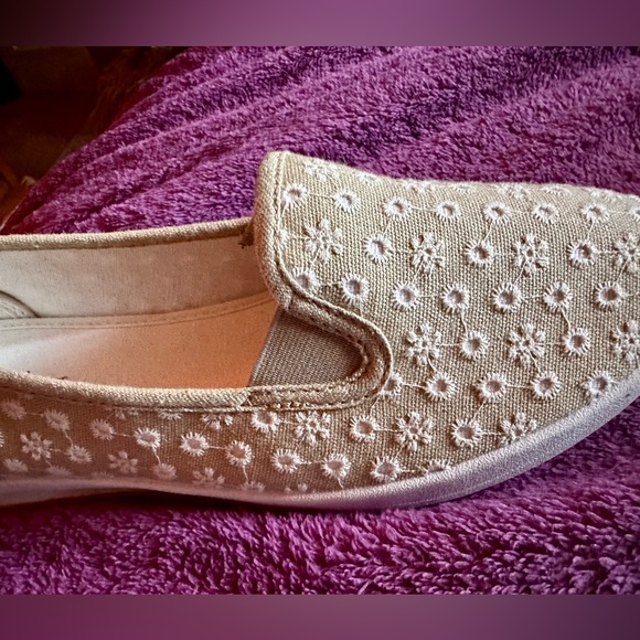 Comfortview Athletic Dottie Beige & White Eyelet Canvas Sneaker/Loafer, Size 10W - Picture 5 of 7